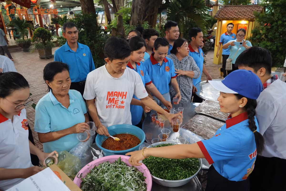 Không khí trong khu bếp luôn khẩn trương nhưng đầy tiếng cười. Mỗi thành viên chủ động đảm nhận một công việc, phối hợp nhịp nhàng như một dây chuyền nhằm rút ngắn thời gian chuẩn bị cho buổi phát suất ăn.