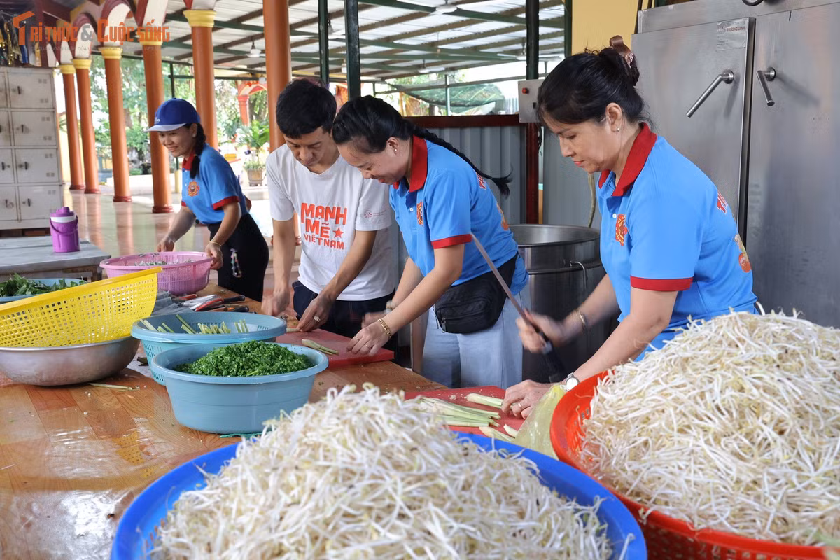 Tối cuối tháng 5/2026, thay vì món quen thuộc là mì, nhóm thiện nguyện quyết định chuẩn bị gần 500 phần bún bò Huế để đổi món cho thực khách. Toàn bộ nguyên liệu được các thành viên và mạnh thường quân chung tay đóng góp.
