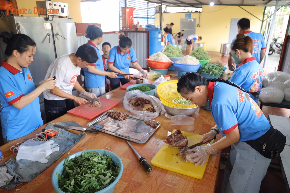 Từ đầu giờ chiều, các tình nguyện viên đã có mặt để sơ chế thực phẩm. Người cắt thịt, người rửa rau, người chuẩn bị gia vị, tất cả đều tất bật nhằm kịp hoàn thành hàng trăm suất ăn trước giờ phục vụ.