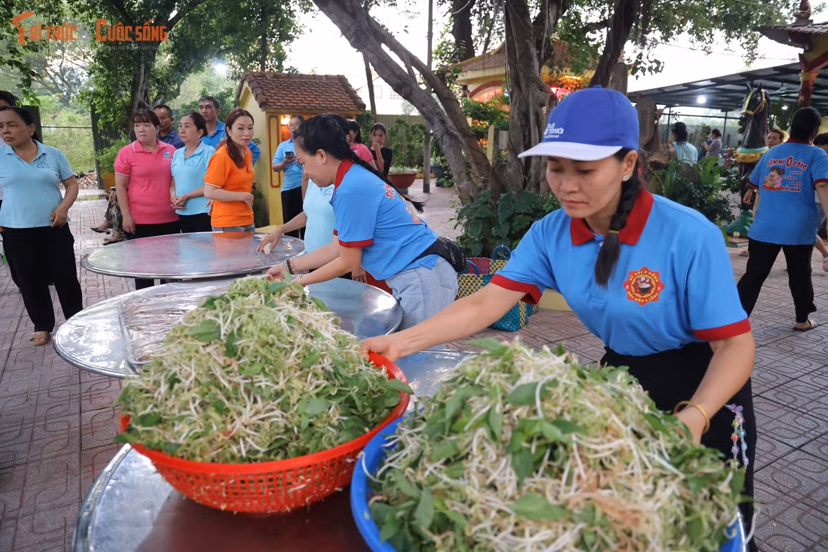 Trước giờ phục vụ, những tô bún bò nóng hổi được các tình nguyện viên nhanh tay hoàn thiện.