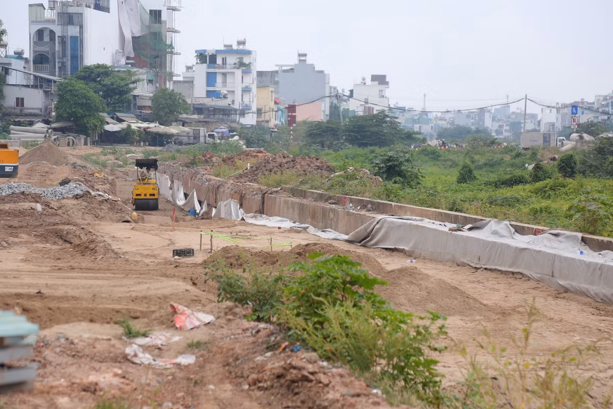 Nhưng qua hơn 3 năm thi công dự án vẫn còn nhiều nơi dang dở, có đoạn tương đối thành hình nhưng có đoạn còn ì ạch, cây cỏ ven bờ mọc quá đầu, dưới kênh cỏ dại, lục bình ken đặc.