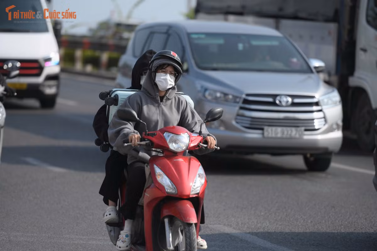 Xe cộ xếp hàng dài di chuyển trên QL1 hướng về các tỉnh Miền Tây. Trong khi ở hướng ngược lại đường thông thoáng.