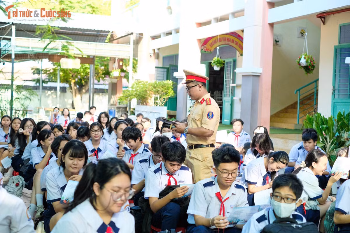 Hàng nghìn em học sinh cấp 2 trường THCS Lê Thành Công háo hức buổi ngoại khoá với lực lượng Công an.