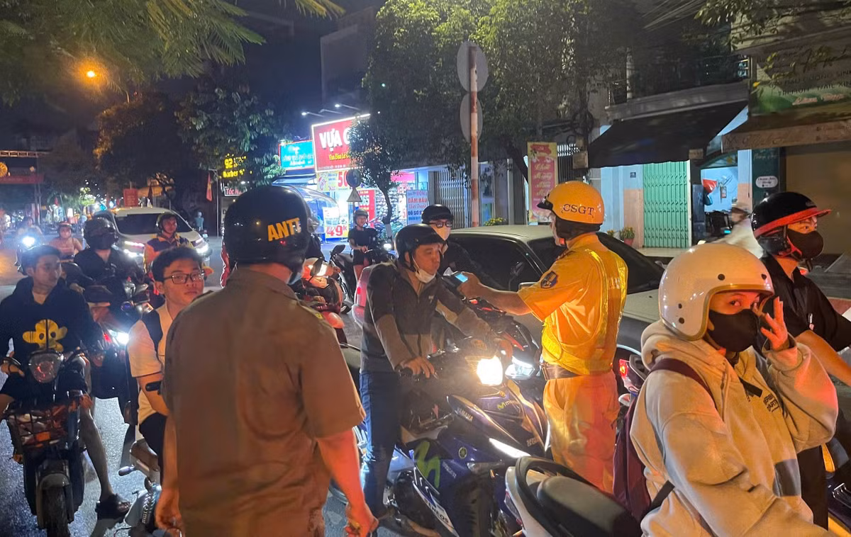 Nhiều tổ công tác thuộc Đội CSGT Rạch Chiếc được phân công tiến hành kiểm tra nồng độ cồn trên nhiều tuyến đường thuộc 10 phường...