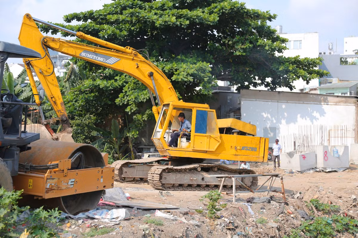 Ở gói XL03, máy xúc, xe chở vật liệu ra vào liên tục, các hạng mục kè bờ và cải tạo lòng rạch dần hình thành