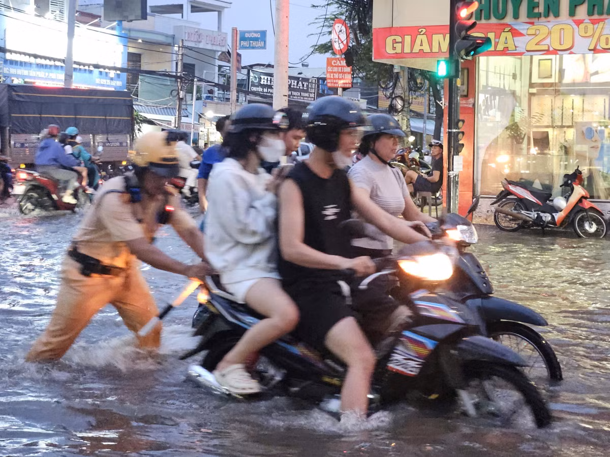 Bộ Tư lệnh và Công an TP HCM cùng các đơn vị liên quan đã được yêu cầu chuẩn bị sẵn sàng về nhân lực, phương tiện để cứu hộ, cứu nạn khi có tình huống.