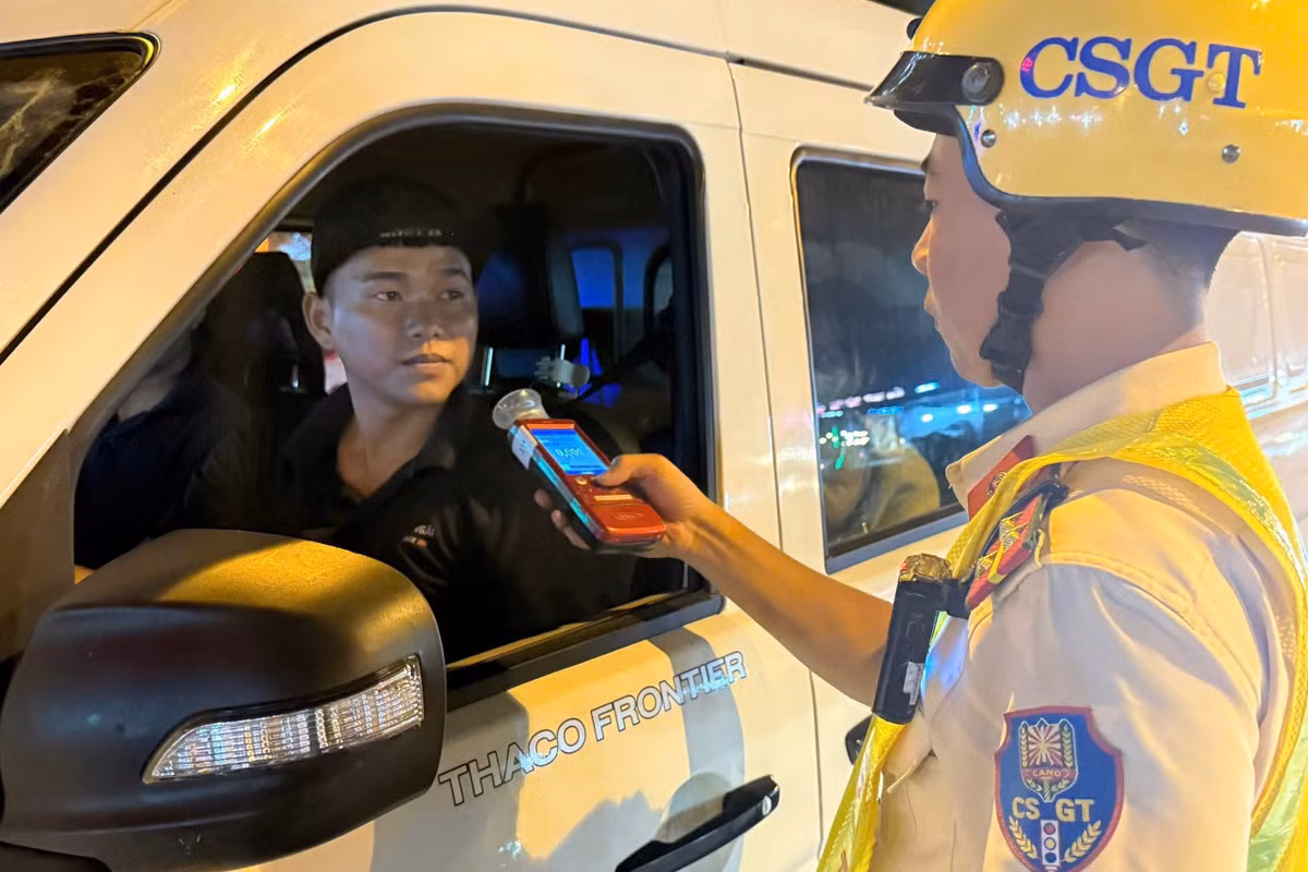 Cùng với việc kiểm tra nồng độ cồn đối với người điều khiển mô tô, xe máy, CSGT Rạch Chiếc cũng tiến hành kiểm tra cồn với người lái xe ô tô, xe khách...