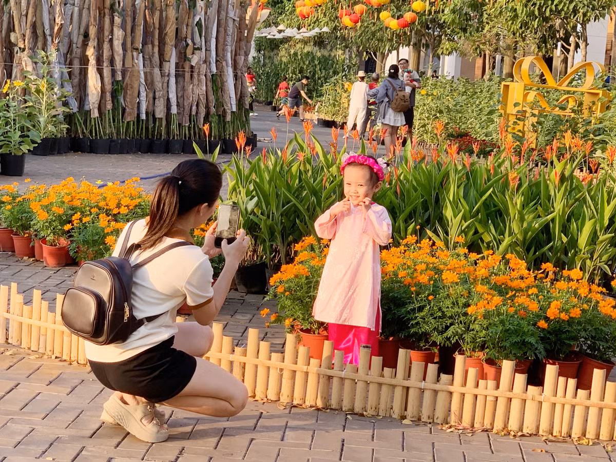 Các em nhỏ cũng được bố mẹ dạo chơi đường hoa để ghi lại những khoảnh khắc đẹp những ngày cuối năm.