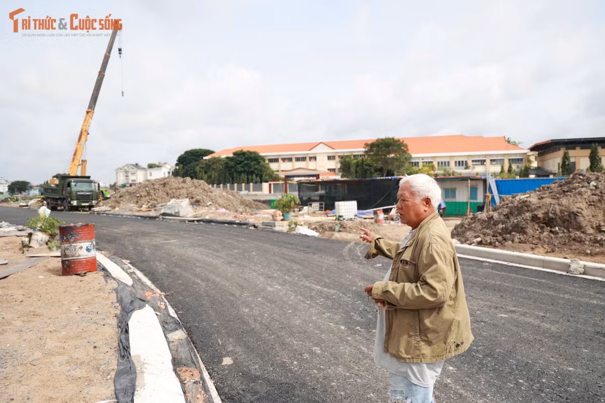 Ông Huỳnh Sanh, 77 tuổi, có nhà sát rạch Xuyên Tâm, cho biết người dân địa phương rất vui khi tuyến đường mới được xây dựng. Theo ông, công trình giúp khu vực thay đổi rõ rệt sau thời gian dài chờ đợi.