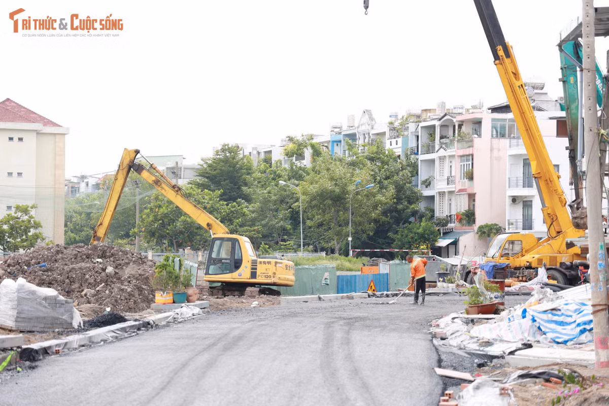 Khu vực gần sông Vàm Thuật là điểm tiếp giáp giữa dự án rạch Xuyên Tâm và dự án kênh Tham Lương - Bến Cát - rạch Nước Lên. Người dân mong tiến độ hai công trình được phối hợp để các tuyến đường không bị ngắt quãng tại điểm giao nhau.