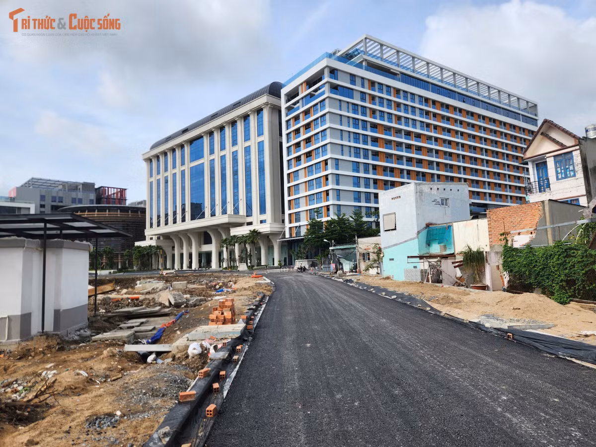 Tại công trường, các công nhân khẩn trương hoàn thiện những hạng mục còn lại. Công trình được triển khai đồng thời nhiều phần việc như đường giao thông, kè, thoát nước và hạ tầng kỹ thuật.