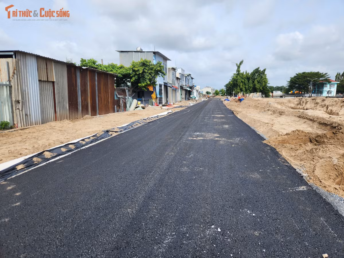 Đoạn đường 1,4km sắp thông xe là một phần của gói thầu XL-03, khởi công tháng 5/2025. Gói thầu xây dựng kè hai bờ với tổng chiều dài khoảng 2,7 km, nạo vét lòng rạch rộng 20 m, sâu 3,5 m và làm gần 3 km đường giao thông. Ngoài hệ thống giao thông, dự án còn đầu tư thoát nước, chiếu sáng, hào kỹ thuật và mảng xanh.