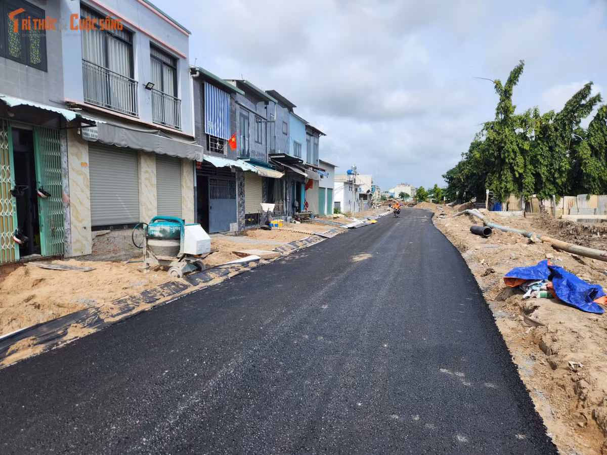 Tuyến đường mới rộng khoảng 6m chạy dọc bờ rạch, tạo thêm không gian giao thông cho khu vực phường An Nhơn. Những đoạn mặt đường đã hoàn thiện đang được tiếp tục chỉnh trang để đưa vào sử dụng.