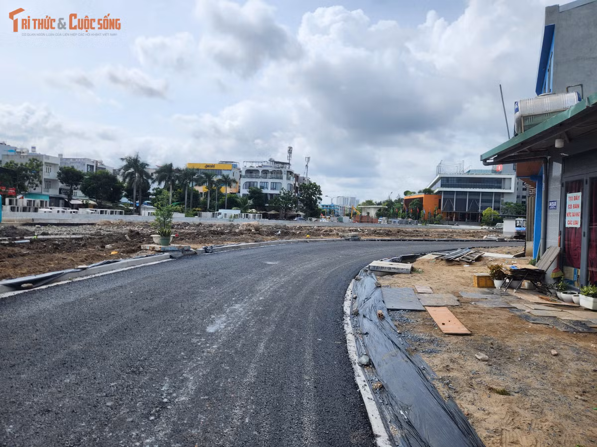 Theo bà Liễu, khoảng hai thập kỷ trở lại đây, rạch Xuyên Tâm dần ô nhiễm, nước chuyển màu đen và rác thải xuất hiện nhiều. Vì vậy, người dân kỳ vọng dự án lần này không chỉ tạo đường mới mà còn cải thiện môi trường sống.