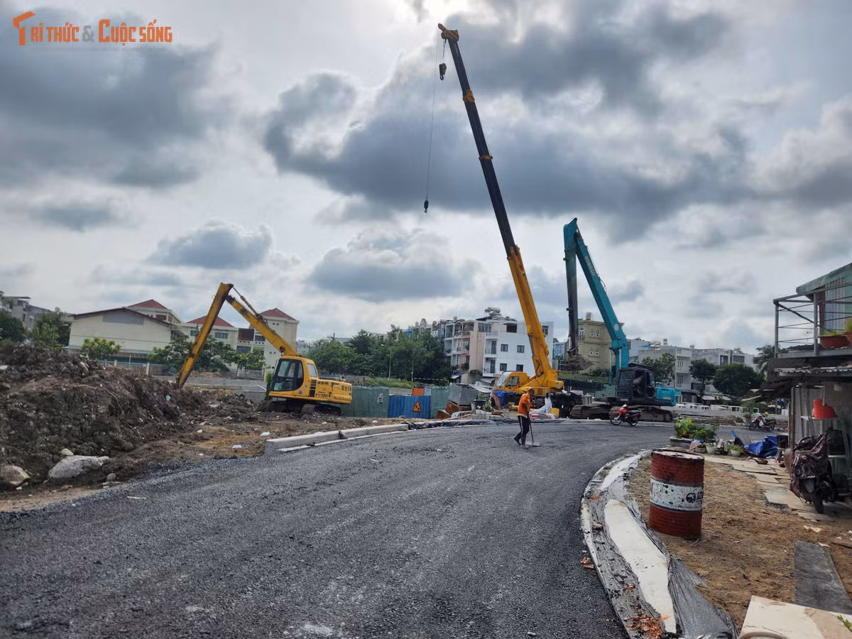 Theo ông Phan Nhật Linh, Trưởng Ban Quản lý dự án 3 phần đường bờ trái dài khoảng 1,4 km thuộc phường An Nhơn sẽ thông xe kỹ thuật sáng 2/9. Đến nay, xử lý nền đã hoàn tất, kè đạt khoảng 90%, thu gom nước thải 97%, đường giao thông 70% và hào kỹ thuật 75%. Các hạng mục còn lại dự kiến hoàn thành trong tháng 11/2026, toàn gói thầu XL-03 phấn đấu đưa vào sử dụng trong năm 2026.