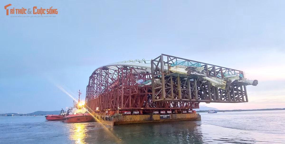 Toàn bộ tổ hợp được đặt trên sà lan chuyên dụng dài 109 m, rộng 37 m, tải trọng lên đến 14.000 tấn. Khoảng 50 trụ kê bằng thép và bê tông được bố trí để phân bổ tải trọng, tăng độ ổn định trong quá trình lai dắt.