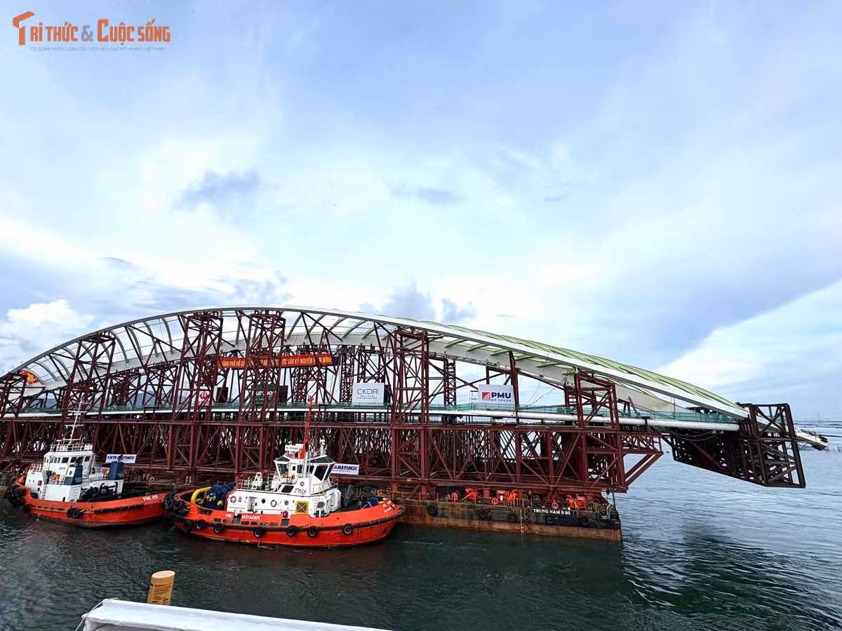 Cấu kiện có chiều dài khoảng 187 m, rộng hơn 35 m, cao hơn 20 m; tính cả hệ khung đỡ, chiều cao vượt 26 m. Đây là khối kết cấu siêu trường, siêu trọng, đòi hỏi phương án vận chuyển và kiểm soát an toàn nghiêm ngặt.