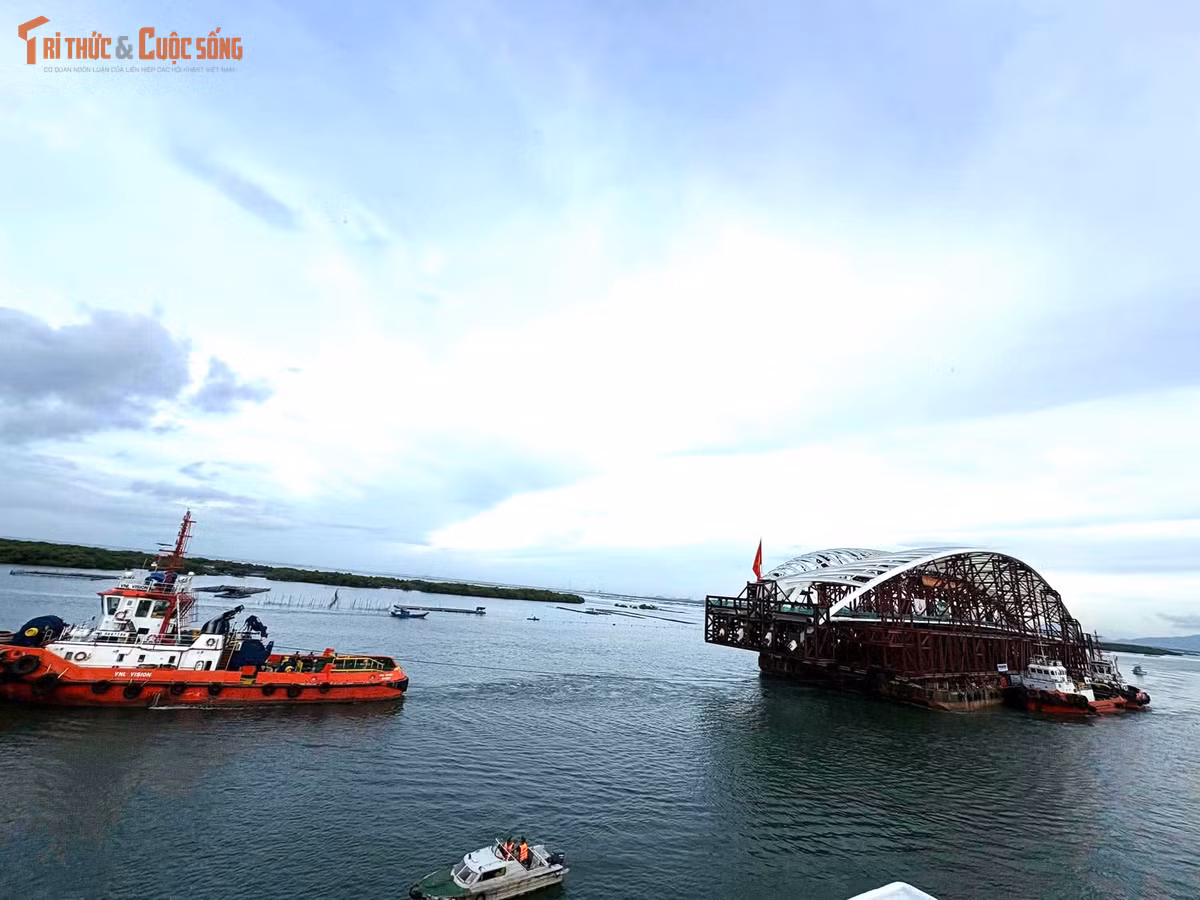 Đoàn vận chuyển được bố trí một tàu kéo chính, hai tàu lai dắt áp mạn, mỗi tàu có công suất 5.000 mã lực, cùng một tàu kéo dự phòng công suất 2.400 mã lực. Các phương án neo giữ, điều chỉnh hướng và ứng phó với dòng chảy được chuẩn bị kỹ lưỡng.