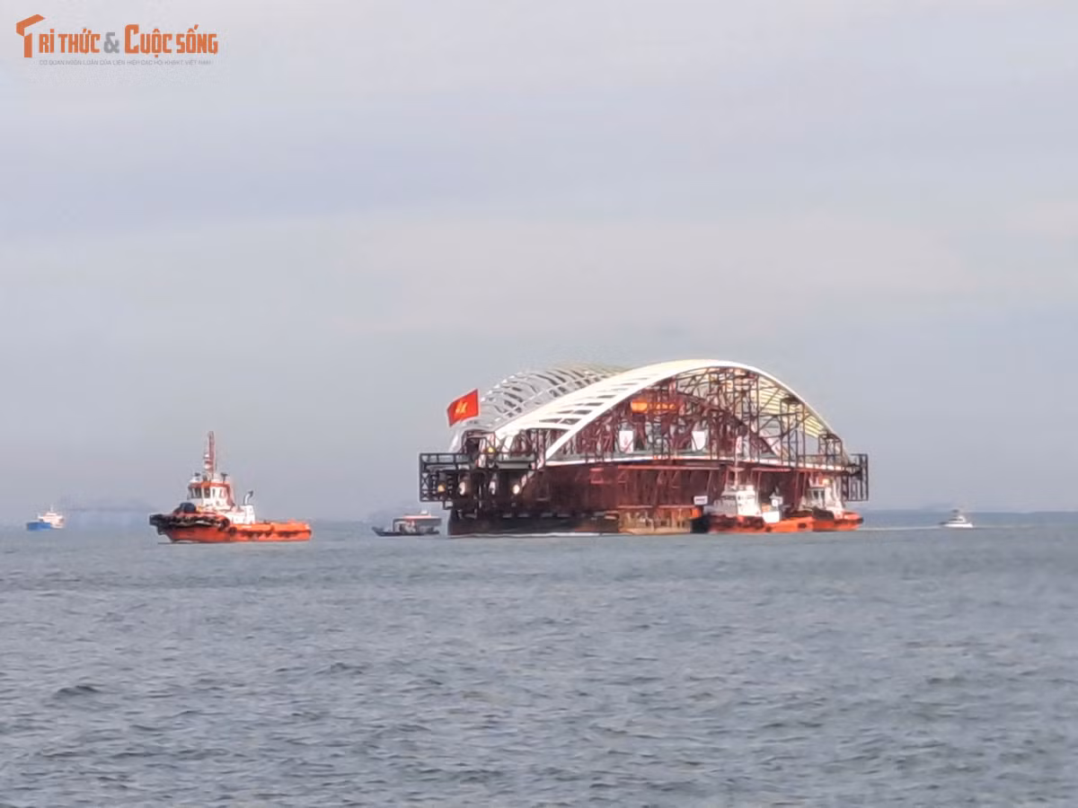 Sáng 18/10, tổ hợp vòm thép và hệ khung đỡ nhịp chính cầu đi bộ qua sông Sài Gòn chính thức rời cảng Nhà máy Đóng tàu Đại Dũng tại Khu công nghiệp Đông Xuyên, Vũng Tàu, bắt đầu hành trình đường thủy về trung tâm TP HCM.
