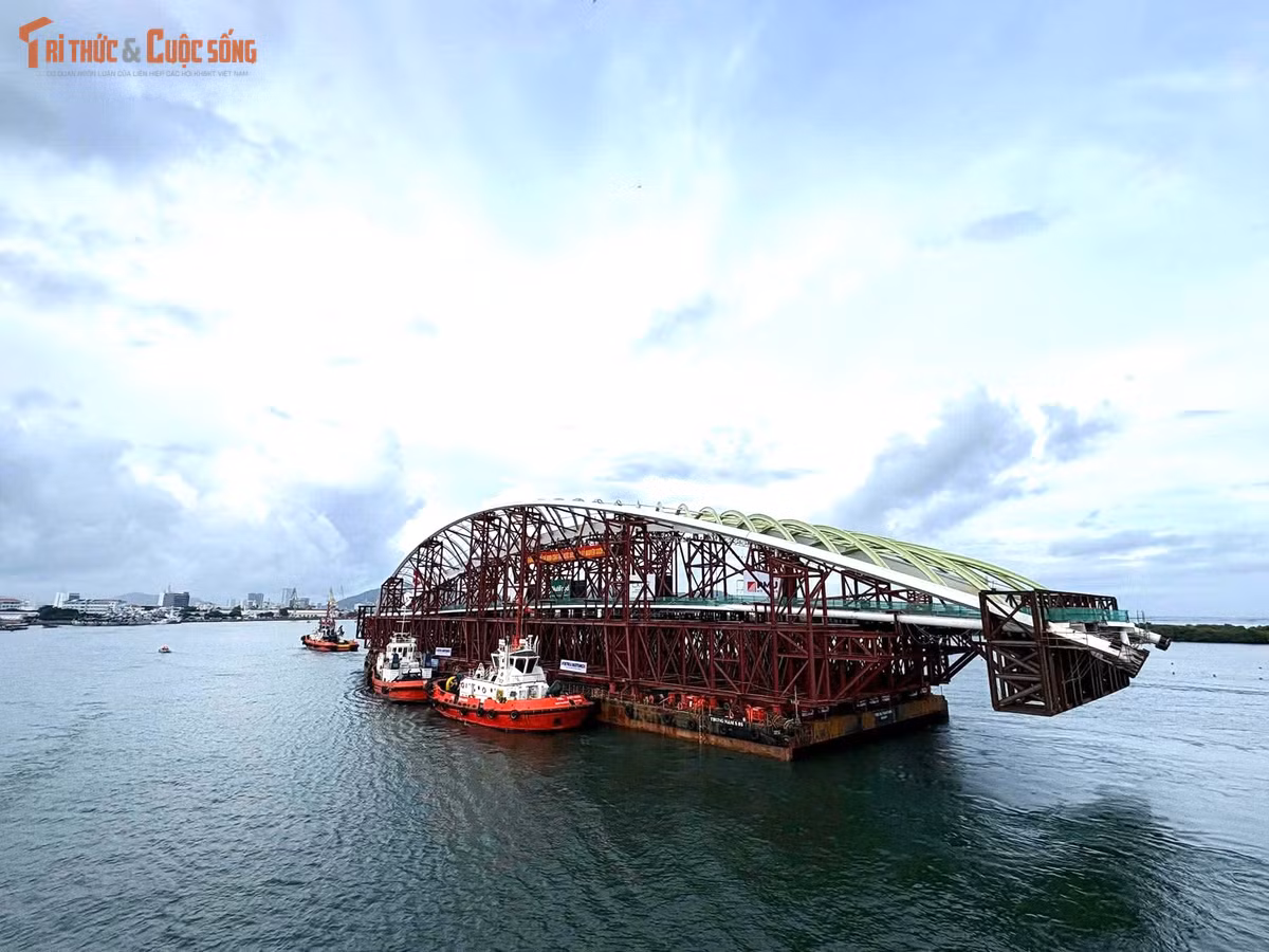 Theo đại diện đơn vị thi công nhịp chính cầu đi bộ, việc vận chuyển nguyên khối một kết cấu siêu trường, siêu trọng lên tới 3.400 tấn qua 124 km đường thủy là một thử thách kỹ thuật hàng hải hiếm có đối với các công trình cầu tại Việt Nam. Tốc độ di chuyển được điều chỉnh theo từng đoạn luồng và điều kiện thủy văn, kết hợp neo đậu để bảo đảm an toàn.