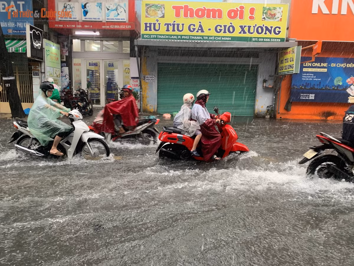 Nước bao vây khiến công việc kinh doanh, buôn bán của người dân bị ảnh hưởng.