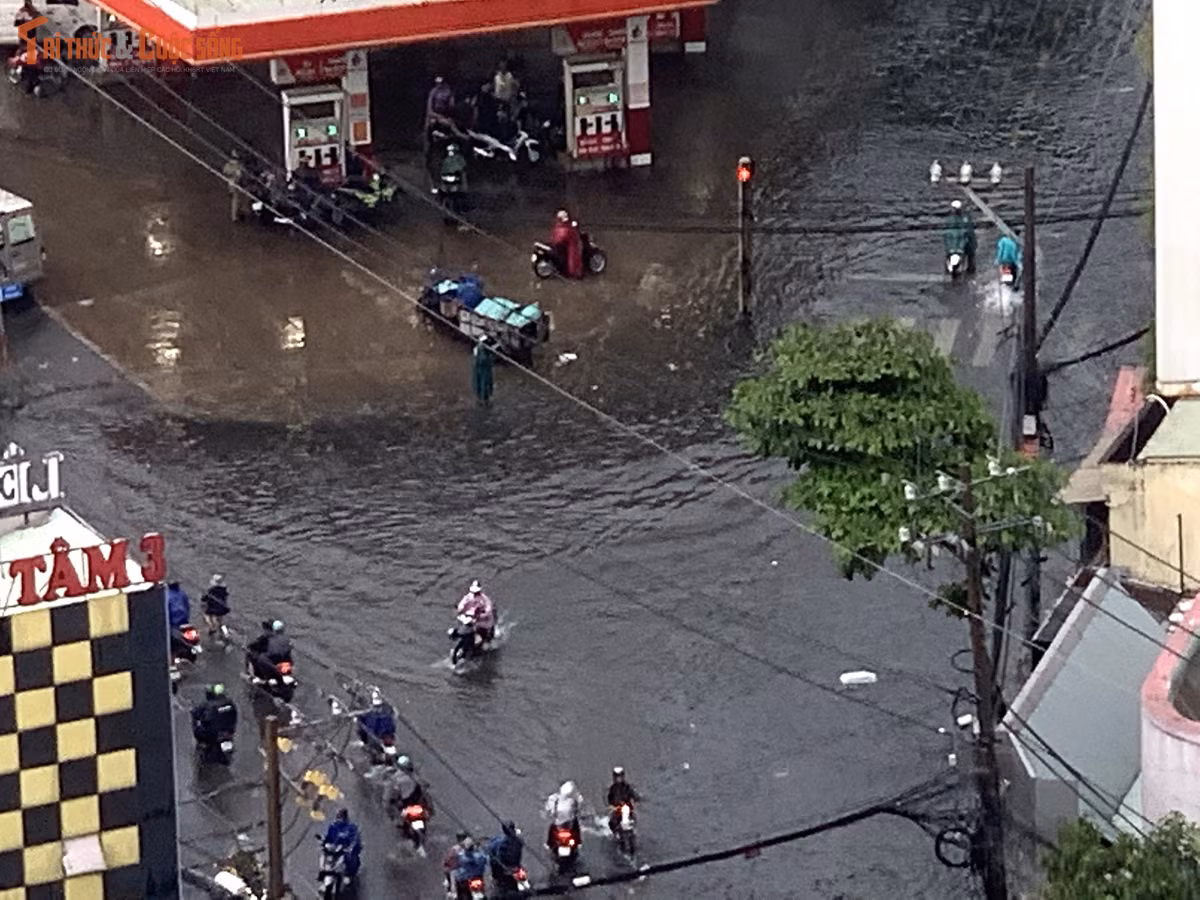Chiều 4/10, mưa đổ xuống nhiều khu vực ở TP HCM và kéo dài trong khoảng thời gian hơn 1 tiếng đồng hồ khiến hàng loạt tuyến đường bị ngập kéo dài.