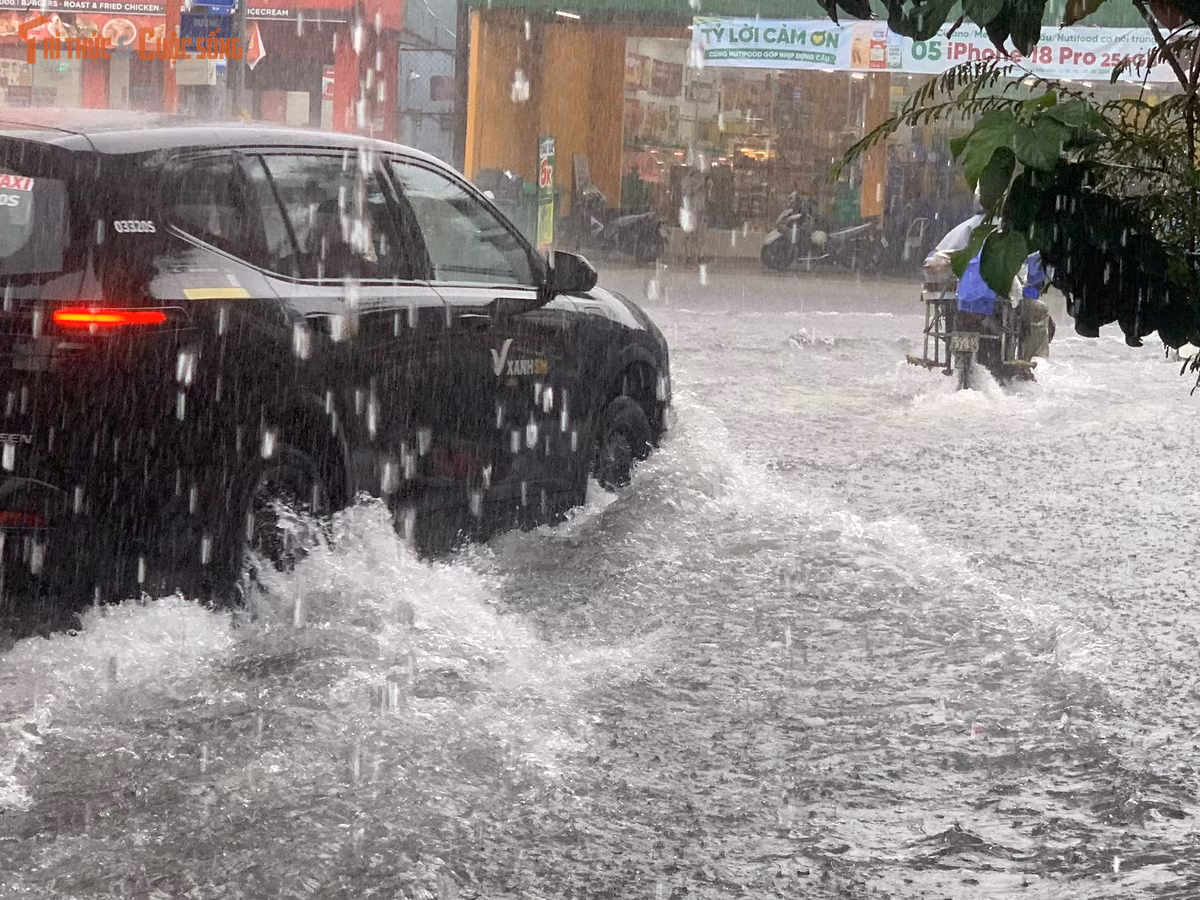 Mỗi khi ô tô chạy qua tạo thành sóng nước văng tung tóe hai bên đường
