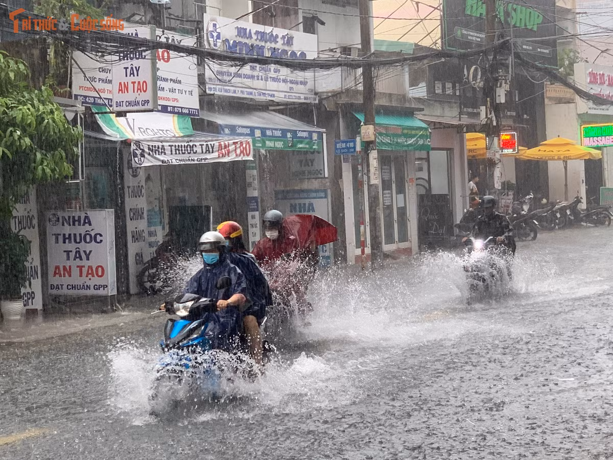 Hàng loạt tuyến đường ở khu vực quận Tân Phú cũ bị ngập trong chiều hôm nay...