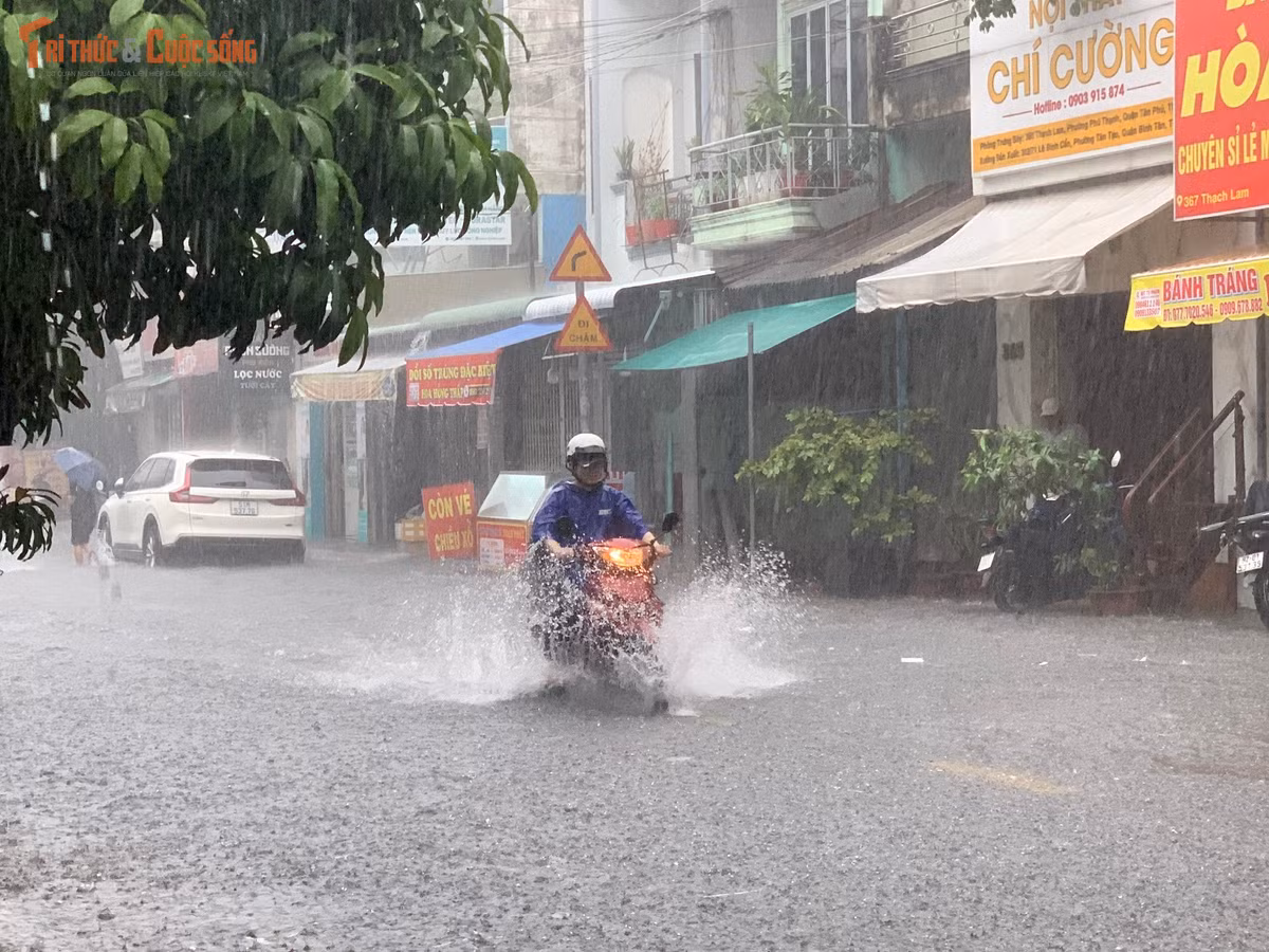 Cụ thể, các tuyến đường như Phạm Văn Xảo, Lê Thúc Hoạch, Vườn Lài, Hiền Vương (thuộc quận Tân Phú cũ)… bị ngập nhiều đoạn gần 0,5m.
