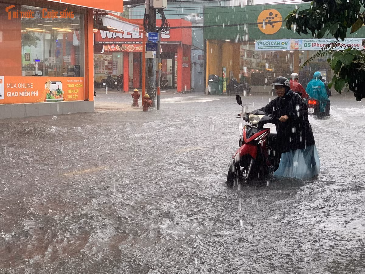 Người dân dắt xe chết máy trên đường Thạch Lam.