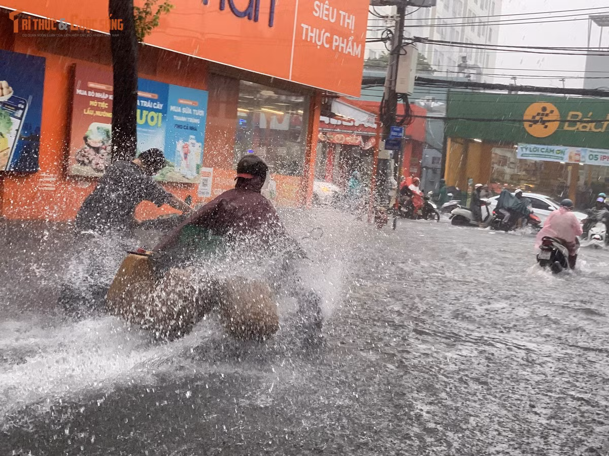 Nhiều đoạn nước ngập sâu khiến việc di chuyển của người dân khó khăn.