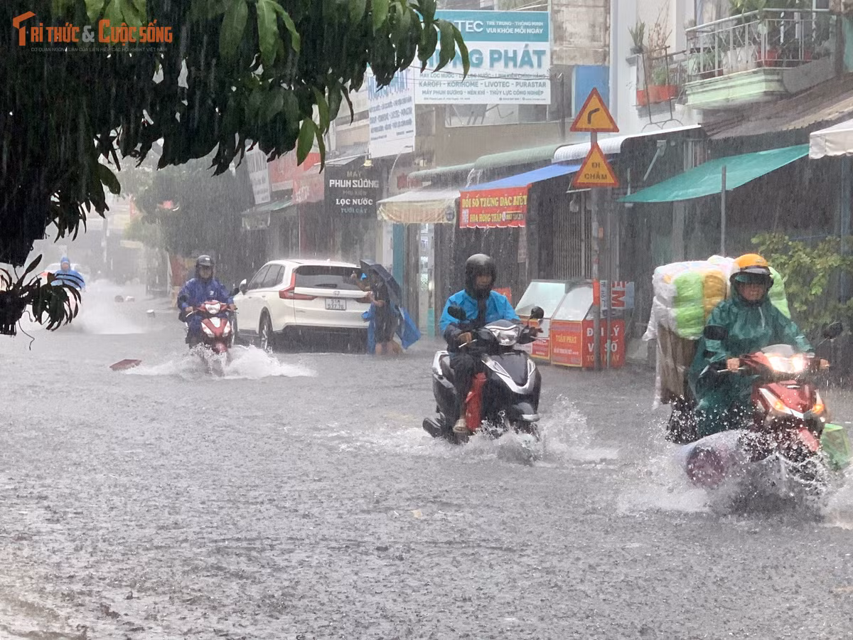 Khu vực đường Thạch Lam nước ngập như sông. “Đoạn đường này ngập hoài à. Mưa lớn lớn xíu là ngập vậy đó”, một người dân chia sẻ.