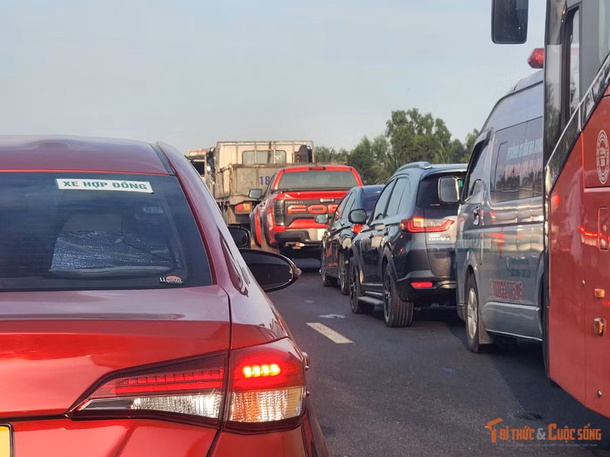 Trong chiều nay, trên hai tuyến cao tốc HLD và Trung Lương – Mỹ Thuận xảy ra ùn tắc giao thông kéo dài nhiều km do lượng phương tiện đông.