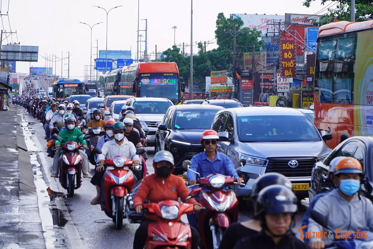 Một số thời điểm khu vực phía Tây, trời đổ mưa nhưng vẫn oi bức khiến người dân cảm thấy mệt mỏi.