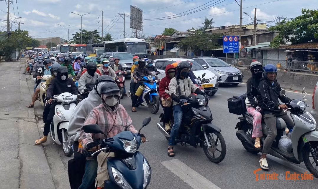 Ô tô, xe máy nối đuôi nhau ở cửa ngõ phía Tây. “Mệt không thể tả. Nắng nóng, kẹt xe. Hành trình trở lại thành phố kẹt xe dữ quá”, anh Nguyễn Linh quê Cần Thơ nói.