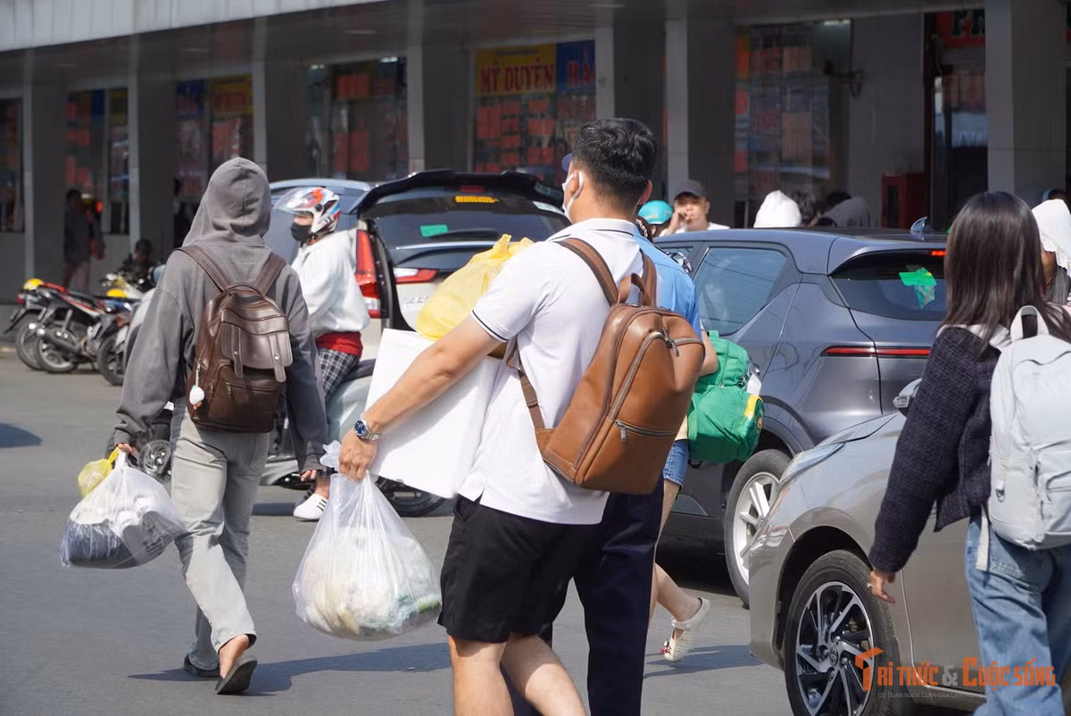 Người dân lỉnh kỉnh hành lý, quà quê tại bến xe miền Tây. Sau chặng đường dài, ai cũng tỏ ra mệt mỏi.