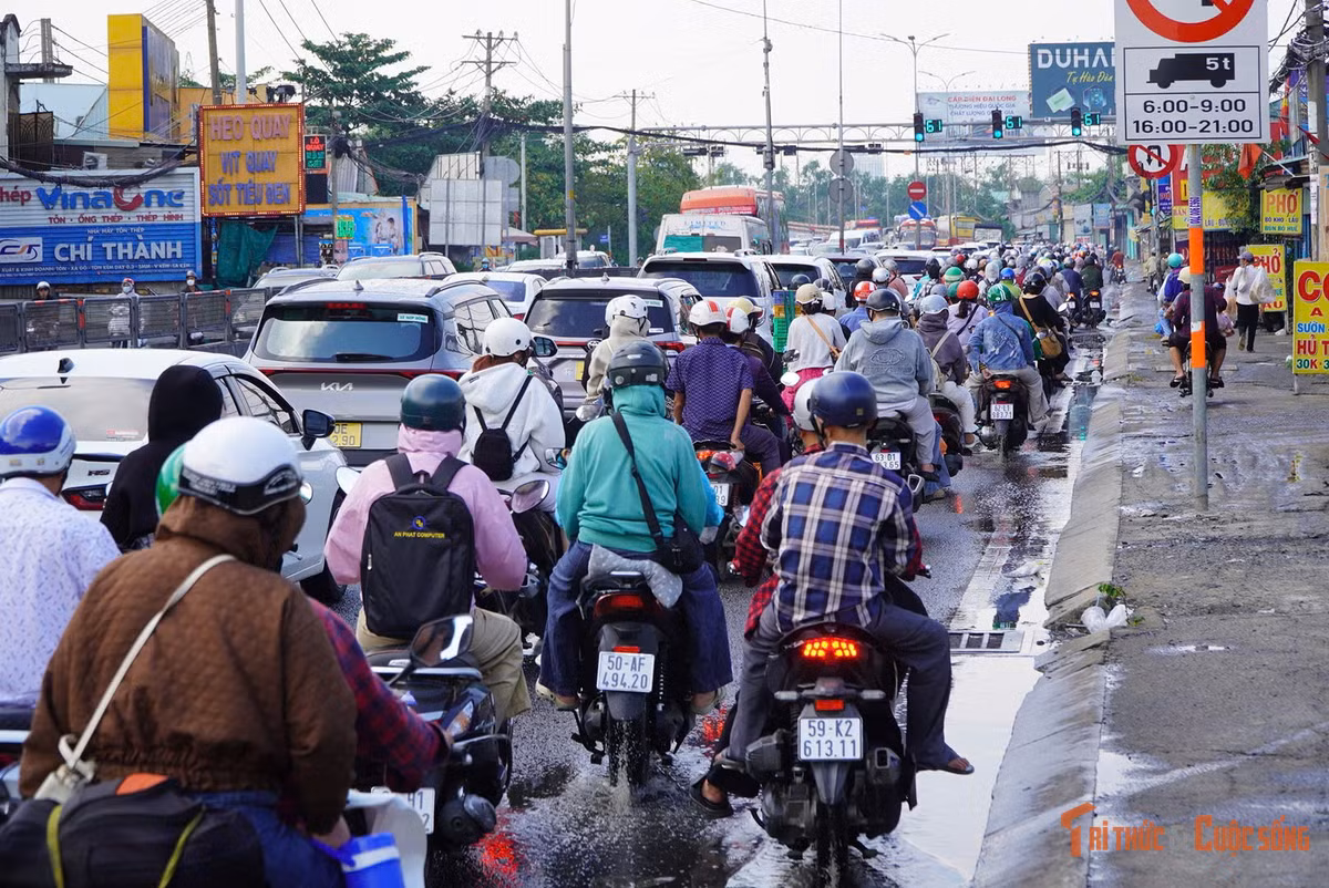 Trên Quốc lộ 1, đoạn từ cầu vượt Nguyễn Văn Linh đến cầu Bình Điền - cửa ngõ phía Tây TP HCM, giao thông ùn tắc tại các giao lộ.