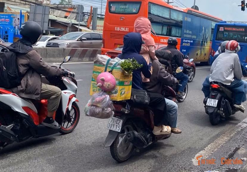 Phía sau những chuyến xe hối hả hướng về TP HCM là lỉnh kỉnh đồ đạc, quà quê... hình ảnh quen thuộc trên đường phố những ngày kết thúc kỳ nghỉ lễ.