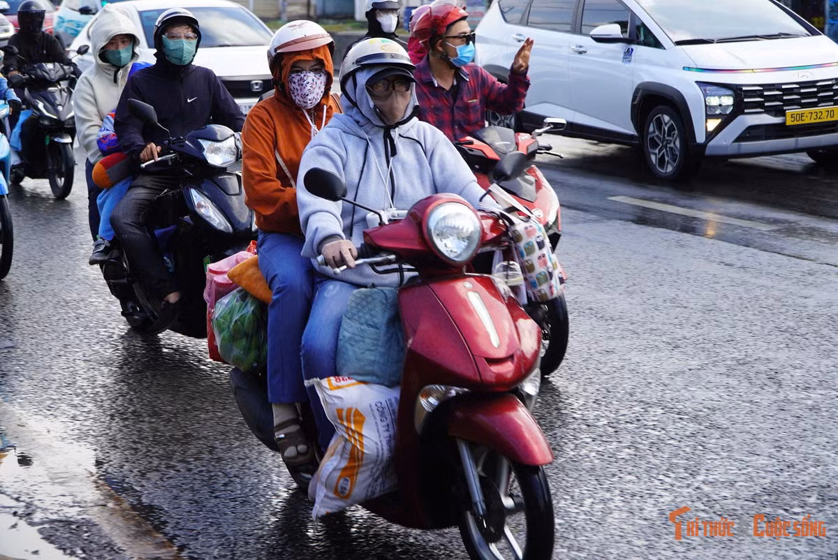 Trong hành trình trở lại TP HCM làm việc, học tập, người dân mang theo đủ loại quà quê: Từng bó rau, con gà, buồng chuối, sầu riêng, dừa …
