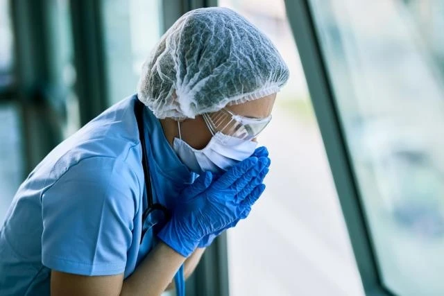 Truyền dịch muộn, nữ y tá bị bí thư thôn đánh chấn thương não