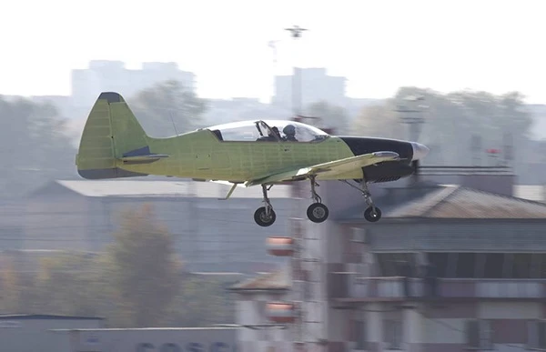 Mục kích chuyến bay đầu tiên của máy bay Yak-152 Nga