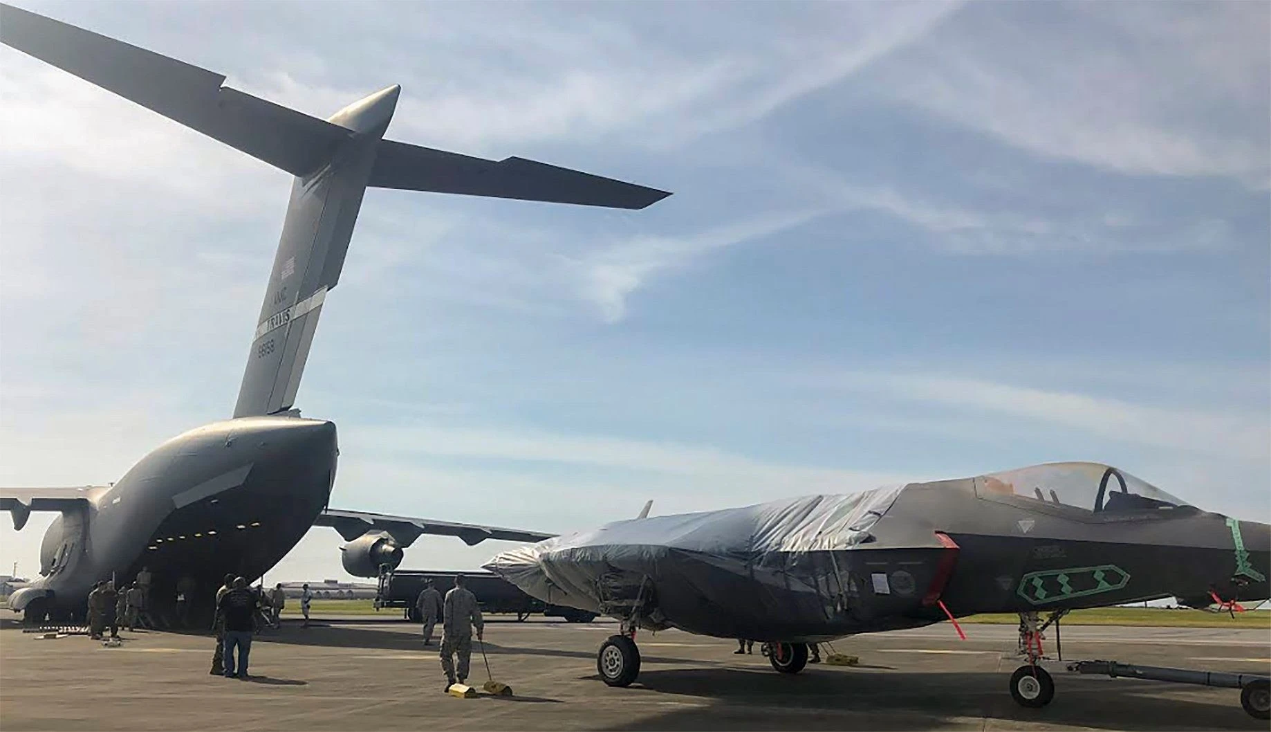 F-35 lần đầu đi bằng “ngựa thồ” C-17: May mà đút vừa!