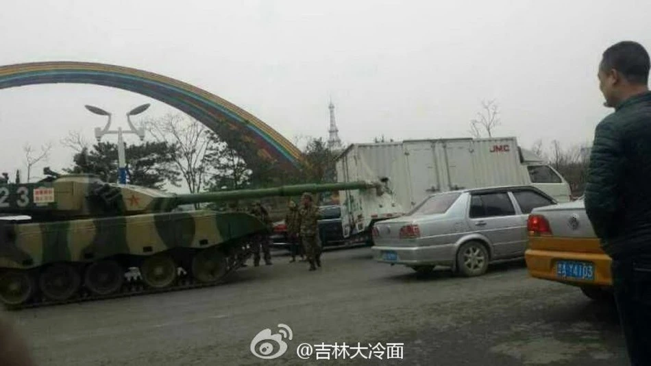 Hy hữu: xe tăng Trung Quốc đâm thủng ô tô người dân