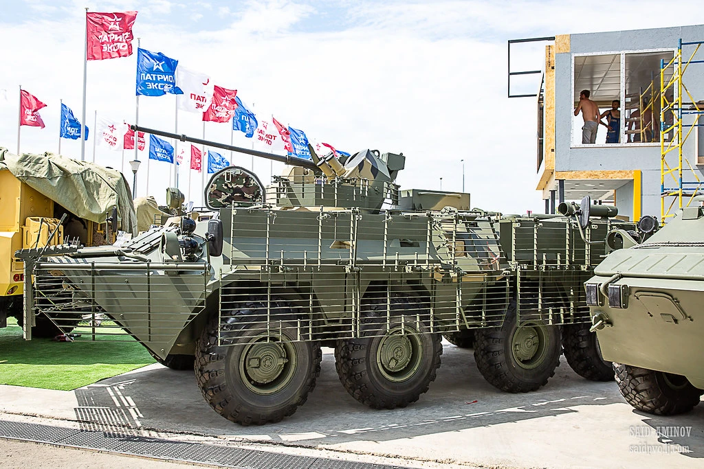 Vì sao "taxi chiến trường" BTR-82A Nga bỗng dưng mang "lồng gà"?