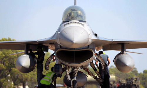 Các nhân viên kỹ thuật đang kiểm tra chiếc F-16 của RSAF.