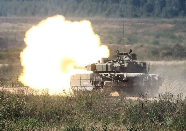 Siêu tăng T-80BVM Nga trình diễn bắn tên lửa, tưởng ghê gớm hóa ra... trượt!