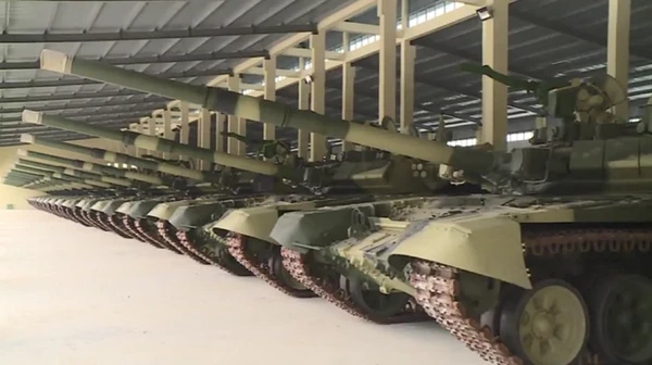 Xe tăng T-90S/SK Việt Nam và T-72B1MS Lào: Kẻ tám lạng người nửa cân
