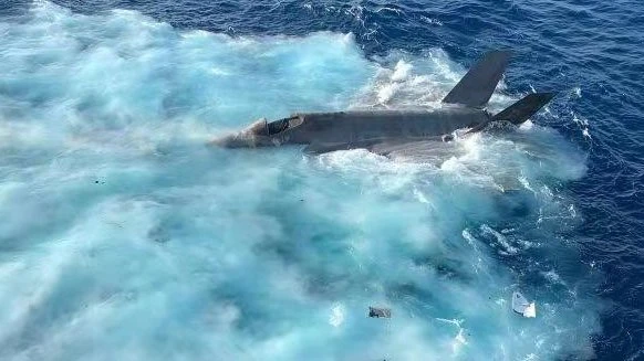 Nóng: Lộ video máy bay chiến đấu F-35 Mỹ rơi ở Biển Đông