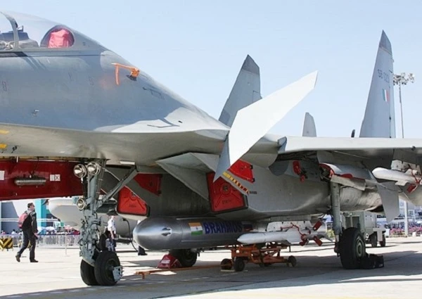 Máy bay không quân Ấn Độ mang tên lửa Brahmos quyết chiến Trung Quốc