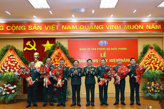 5 thứ trưởng Bộ Quốc phòng nhận Huy hiệu 35 tuổi Đảng